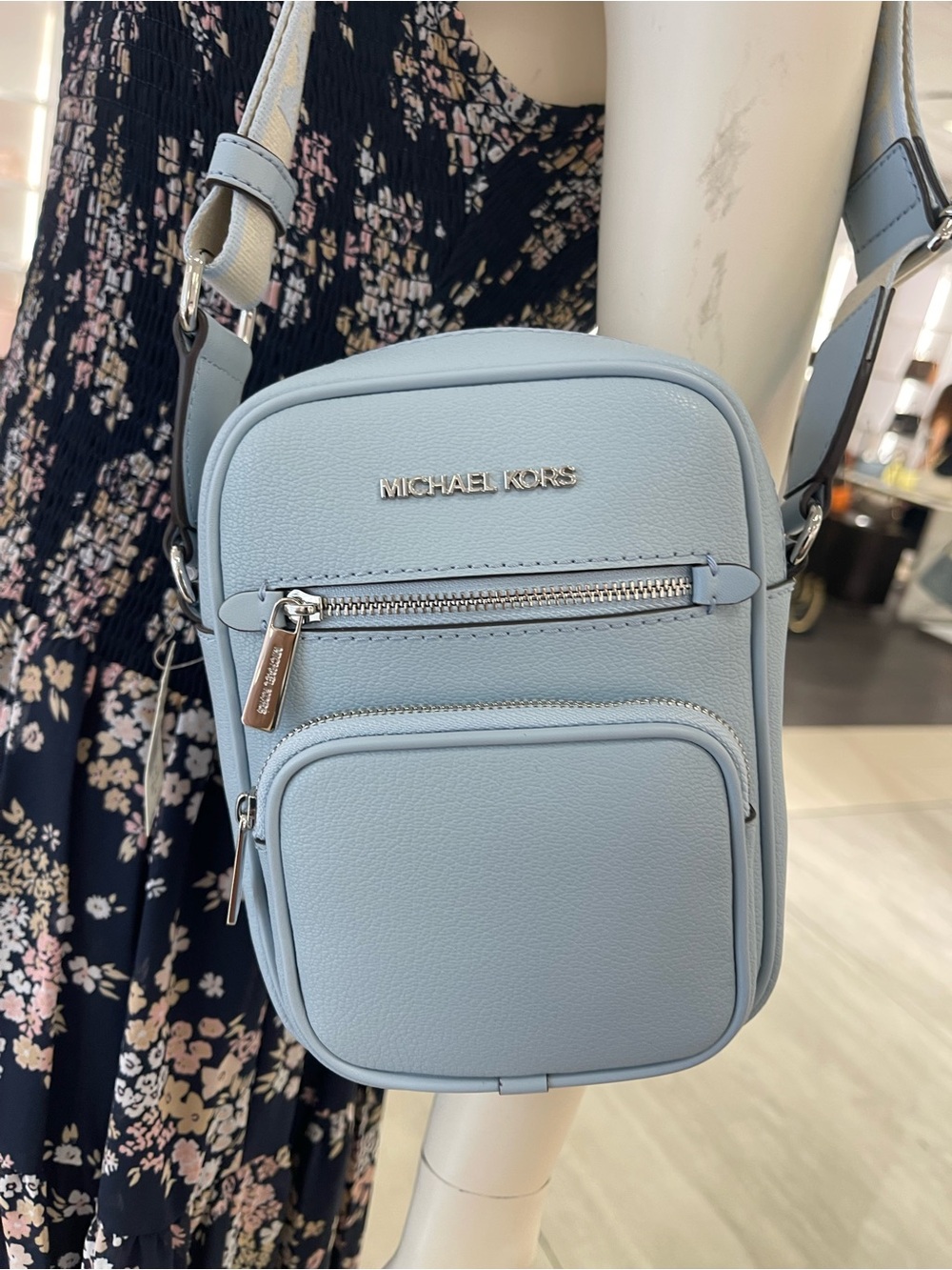 Michael Kors Jet Set Med Flight Leather Crossbody Messenger Bag
Pale Ocean 
NWT - Picture 15 of 16